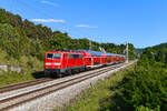 Optisch eine der aktuell ansprechendsten Maschinen im Münchner Bestand ist die 111 115. Im Jahre 1979 an die Deutsche Bundesbahn ausgeliefert, startete sie ihre Karriere in orange-kieselgrauer Lackierung als S-Bahn Lok an Rhein und Ruhr. Auch nach der Zeit dieses fordernden Einsatzgebietes verblieb die Lok die meiste Zeit ihres Lebens in Nordrhein-Westfalen. Erst seit 2021 ist sie in Bayern beheimatet. Am 19. Mai 2025 begegnete mir die 111 115 vor der RB 59160 nach Treuchtlingen bei Hagenacker im Altmühltal. An dieser bekannten Stelle lag der Zug optimal im Licht.  