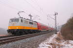 Am 22.01.2026 war 111 095 (Inge) zusammen mit der am Ende laufenden 111 011 mit ihrem Regionalexpress auf dem Weg nach Nürnberg. Hier kurz nach Eichstätt Bahnhof im leicht verschneiten Altmühltal.