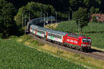 Über 3 Stunden verspätet von Malmö (Schweden) nach Innsbruck (Österreich). Snälltåget 193 965 mit den bunten Wagen bei Tageslicht am 4 Juli 2026 bei Breitenfurt im Altmühltal .

