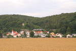 Ein LINT 41 der Bayerischen Regiobahn ist oberhalb des kleinen Orte Wasserzell auf dem Weg nach Eichstätt Stadt.