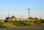 1116 276 mit einem Kesselzug nach Österreich im letzten Tageslicht. 9.5.2022 Pullach/Abensberg