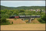 Die bayerische Dampflok 98 886 mit dem Rhön-Zügle am 06.07.2025 auf dem Streutalviadukt bei Stockheim.