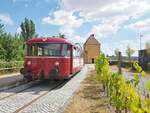 Mainschleifenbahn__KBS 12818 (seit 2019) ex KBS 418a. Die 10 km lange Strecke von Seligenstadt (bei Würzburg) bis Volkach-Astheim (hier im Bild) wird regelmäßig an Wochenenden betrieben vom ‘Förderverein Mainschleifenbahn e.V.‘ mit seinen zwei Schienenbussen. Insbesondere während des Volkacher Weinfests Mitte August ergibt sich ein erhöhtes Fahrgastaufkommen. Der  Personenverkehr war seit 1968 eingestellt,die letzte Fahrt eines Güterzugs erfolgte 1991 und am 28. Mai 1994
wurde der komplette Verkehr eingestellt. 2011 konnte der 'Förderverein Mainschleifenbahn' die Strecke von der Deutschen Bahn kaufen.Im Bild VT 796 702-9 Uerdingen 1960.__13-08-2022
