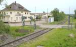 Blick nach Osten am 14.6.09: Der Bahnhof Unterschwaningen lag früher links vom Bahnübergang.
