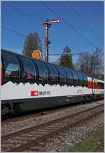 Der Apm 61 85 19-90 102-8 auf der aussichtsreichen Fahrt Richtung München beim Passieren des Einfahrsignals von Lindau Reutin.