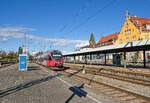 Eine Talent-Doppeltraktion mit 4024 086-3 fährt in den Bahnhof Lindau-Insel ein (22.10.2022)