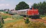 V 100 1023 machte mit ihrem Sonderzug auf der Rckfahrt nach Forchheim fr die Fotografen eine Scheinanfahrt sdwestlich von Heroldsbach. (20.6.98) 