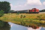 V 100 1023 spiegelt sich mit ihrem Sonderzug in einem der vielen Karpfenteiche zwischen Hemhofen und Poppendorf. (20.6.98) 