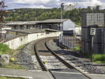 In Strecken-km 0,5 kreuzt die Bundesstraße B 19 die Brendtalbahn. Das Gleis steigt mit bis zu 20 ‰ vom Bahnhof Bad Neustadt her an. (4. Mail 2016)