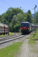 Gerade einmal 50 Minuten nach der Abfahrt in das Zementwerk kehrt der ÖBB Vectron 1293 174 mit den 10 leeren Rocktainern in den Bahnhof Rohrdorf zurück.