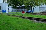 In Dörzbach an der Jagst ist das vorläufge Ende des Bahnhofs auf der 750 mm Strecke mit einer Sperrtafel versehen, wo es über eine Straße schon wieder in Richtung Klepsau