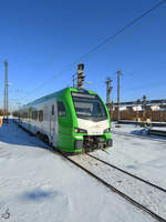 Der Elektrotriebzug 3427 001 ist hier bei der Einfahrt am Hauptbahnhof Wanne-Eickel zu sehen. (Februar 2021)