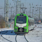 Der Elektrotriebzug 3427 002 ist hier im Februar 2021 bei der Einfahrt am Hauptbahnhof Wanne-Eickel zu sehen.