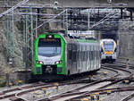 Die Triebzüge 3429 002 & ET 7.04 im Februar 2021 bei der Einfahrt am Hauptbahnhof Wuppertal.