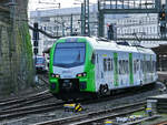 Der Elektrotriebzug 3429 002 bei der Weiterfahrt vom Hauptbahnhof Wuppertal.