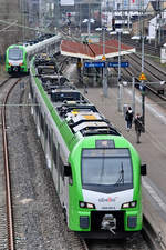 Der Elektrotriebzug 3429 022 ist Mitte März 2021 beim Halt in Wuppertal-Unterbarmen zu sehen.