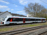Der Dieseltriebzug VT 12 12 08 ist hier Ende April 2021 bei der Durchfahrt in Wuppertal-Unterbarmen zu sehen.