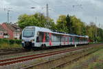 Wegen Gleisbauarbeiten in Düsseldorf-Unterrath werden die Züge der RE 19 zur Zeit zwischen dem Düsseldorfer und Duisburger Hauptbahnhof über die Güterzugstrecke Duisburg-Wedau - Troisdorf umgeleitet, wie hier am 27.10.2017 der Abellio-ET 25 2204 nach Emmerich in Lintorf
