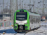 Der Elektrotriebzug 3427 001 ist als S2 nach Essen Hbf unterwegs und hier bei der Einfahrt am Hauptbahnhof Wanne-Eickel zu sehen. (Februar 2021)