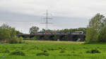 Ein Abellio-Elektrotriebzug war Anfang Mai 2021 auf der Hochfelder Eisenbahnbrücke in Duisburg zu sehen.