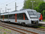 Der Dieseltriebzug VT 12 1102 ist hier Mitte Juni 2021 beim Halt in Wuppertal-Unterbarmen zu sehen.