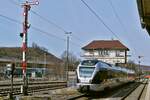 Als der ET 23008 von Abellio am 28.03.2014 in den Bahnhof Kreuztal einfährt, standen hier noch Formsignale. Leider wurden sie inzwischen entfernt.