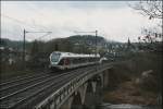 Ein ET23xxx berquert, als ABR99735 (RB91  Ruhr-Sieg-Bahn ), die Lenne bei Finnentrop Richtung Hagen Hbf.