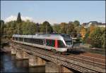 ET23003 berquert als ABR33813 (RB40  Ruhr-Lenne-Bahn ) den Harkortsee. (03.10.2008)