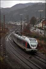 ET23003 erreicht als RE16  Ruhr-Sieg-Express , Siegen - Essen HBF, Altenhundem. Frher war links ein Bahnbetriebswerk mit zwei Drehscheiben und einem groen Rundschuppen. Heute hat Altenhundem an Bedeutung verloren und es werden nur noch Zge bis nach Welschen-Ennest nachgeschoben. (06.12.2009)

