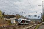 . Flirt mit dem  Stellwerk -Das lange Warten am 22.03.2014 in Kreuztal hat sich am Ende dann doch noch gelohnt, als die kleinste Stadler FLIRT Variante, der 2-teilige Stadler Flirt ET 22001 von Abellio Rail NRW am schnen alten Stellwerk Kreuztal Fahrdienstleiter (Kf) vorbeifuhr. 

Dieser Zug verkehrt normalerweise auf der KBS 440 (Ruhr-Sieg-Strecke) als RB 91 (Ruhr-Sieg-Bahn) Hagen-Siegen, wegen Bauarbeiten war an diesem Tag der Streckenabschnitt Kreuztal-Siegen gesperrt und so endete die Verbindung in Kreuztal. (Jeanny)
