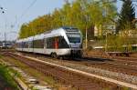 
Der ET 23 009  Kreis Siegen-Wittgenstein  der Abellio Rail NRW GmbH  (3-teiliger Stadler Flirt EMU 3 bzw. BR 0427), als RE 16  Ruhr-Sieg-Express  (Essen - Hagen - Siegen), hat am 02.02.2014 den Bahnhof Kreuztal verlassen und rauscht weiter in Richtung Siegen. 

Der FLIRT wurde 2007 von Stadler unter der Fabriknummer 37687 gebaut. Er ist von Macquarie Rail (vormals CBRail) geleast bzw. gemietet. 

Der Triebzug hat die NVR-Nummern 94 80 0427 108-6 D-ABRN / 94 80 0827 108-2D-ABRN / 94 80 0427 608-5 D-ABRN