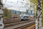   Der 2-teiliger Stadler Flirt ET 22 2107  Iserlohn  der Abellio Rail NRW, ex ET 22007, fährt am 25.04.2015 als RB 91  Ruhr-Sieg-Bahn  Hagen - Finnentrop - Kreuztal - Siegen, von Kreuztal weiter