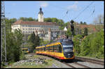 Aus Mosbach kommend fährt hier der AVG ET 965 als Doppel Triebzug am 3.5.2023 um 15.00 Uhr auf der Fahrt nach Heilbronn in Gundelsheim am Neckar ein. Den Bild Hintergrund bildet die schöne Deutschordensburg Schloß Horneck.
