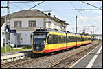 Ein Doppeltriebwagen der AVG hält hier am 3.5.2023 auf der Fahrt von Heilbronn nach Mosbach um 14.57 Uhr im Bahnhof Gundelsheim am Neckar.