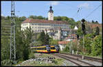 Zugkreuzung unterhalb der Deutschordensburg Schloß Horneck am 3.5.2023 um 14.49 Uhr in Gundelsheim am Neckar.