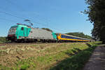 Alpha Trains 186 214 schiebt ein NS-IC durch Tilburg Oude Warande am 24 Juni 2020.