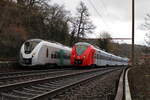 Ein Treffen zweier Grinsekatzen im Bahnhof Mettlach. Während DB 1440 001 als RB71 nach Trier Hbf unterwegs ist, wartet 1440 402 in Gleis 13 auf eine weitere Versuchsfahrt nach Konz. (06.01.2022)