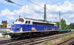 Altmark-Rail GmbH mit ihrer  NoHAB  MY 1149  (NVR:  92 80 1227 008-0 D-AMR ) und einem Drehgestell-Flachwagen am 26.06.23 Vorbeifahrt Bahnhof Magdeburg Neustadt.