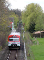 Ein Dieseltriebwagen der AKN erreicht den Haltepunkt Langenmoor.