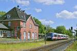 Auf dem Weg von Hamburg-Eidelstedt nach Kaltenkirchen trifft der AKN-622 153 in Schnelsen ein