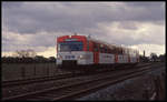 Ein rot weißer AKN Triebwagen ist hier am 1.4.1994 in Norderstect, Quickborner Straße, unterwegs.