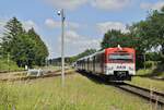 Am 21.06.2022 verlassen der AKN-VT 2.65 und ein weiterer Triebwagen vom Typ VTA den Bahnhof Ulzburg Süd in Richtung Norderstedt