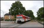 Altbau Triebwagen AKN A 2 nach Ulzburg fährt hier am 26.5.2020 um 11.22 Uhr in den Kreuzungsbahnhof Friedrichsgabe im Norden von Norderstedt ein.