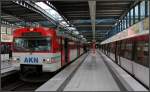 . Von der U-Bahn in die Vorortbahn - 

An der Station  Norderstedt Mitte  kann von der Hamburger U-Bahnlinie 1 am selben Bahnsteig in die Vorortbahn der AKN umgestiegen werden. Dies hält auf dem Mittelgleis der dreigleisigen Station. Von Süden her endet hier die U1, von Norden her die Linie A2.  

11.04.2012 (M)