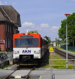 Noch setzt die AKN auf der A1 neben den neuen LINT 54 auch VT A ein. VT 2.68 und ein weiterer 609er fahren in Bönningstedt ein (12.5.16).