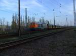 EKO-Trans DE 300-02 verlsst in abendlicher Dmmerung den Bahnhof Guben