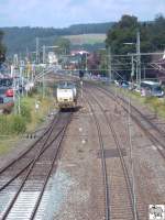 Whrend die vielen Menschen zum Kronacher Freischieen stmen rangiert Lok 5061.51-0, eine von LEW gebaute V 60D, am 12. August 2007 nahe des Kronacher Bahnhofs. 