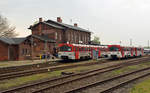 Die beiden Triebwagen der AVG warten am 07.05.17 in Egeln auf den Beginn der Pendelfahrten.