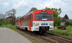 Am 07.05.17 war der noch in der Originalversion der AKN fahrende VT2E der AVG unterwegs von Egeln nach Stassfurt. Hier verlässt er den Bahnhof Schneidlingen.