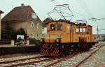 Die Lokomotiven 14 und 15 der Bahnen der Stadt Monheim sind im Sommer 1977 vom Betriebshof aus unterwegs in Richtung Monheim Shell, um einen Kesselzug abzuholen.